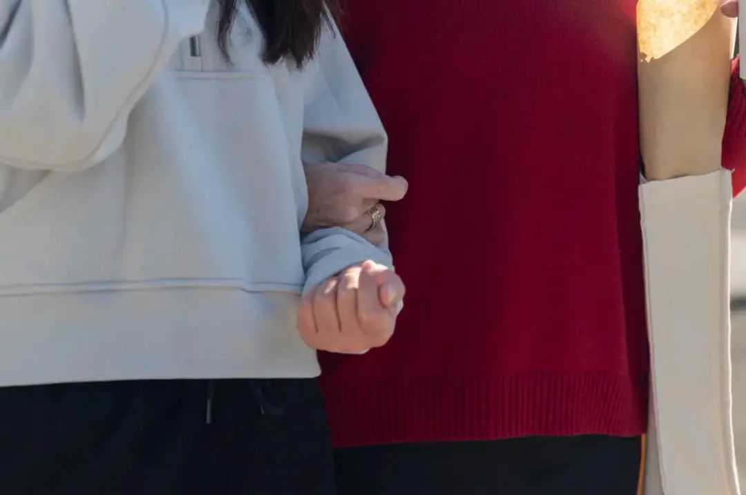 “天价”袜子被老外疯抢！两个华人靠它进账千万美金